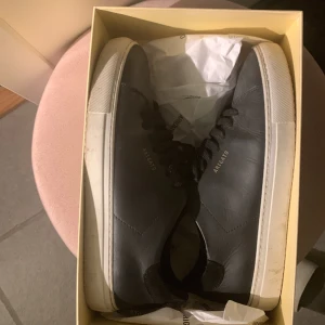 ett par Axel Arigato skor. - Jätte snygga, går att putsa upp lite innan köpningen! Skorna är i storlek 39. Det finns även sneaker Wipes till dem i nästa inlägg! Priset går att diskuteras.💕