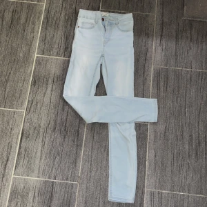 Ljusblå jeans från ginatricot - Säljer ett par ljusblå jeans från ginatricot i storlek XS. De är i bra skick och har en snygg slim fit. 