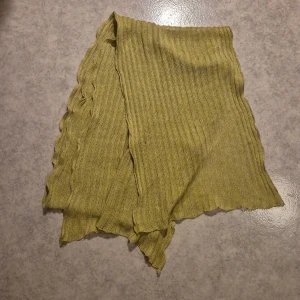 Grön sjal - Grön sjal, passar bra till den prickiga klänningen jag också säljer