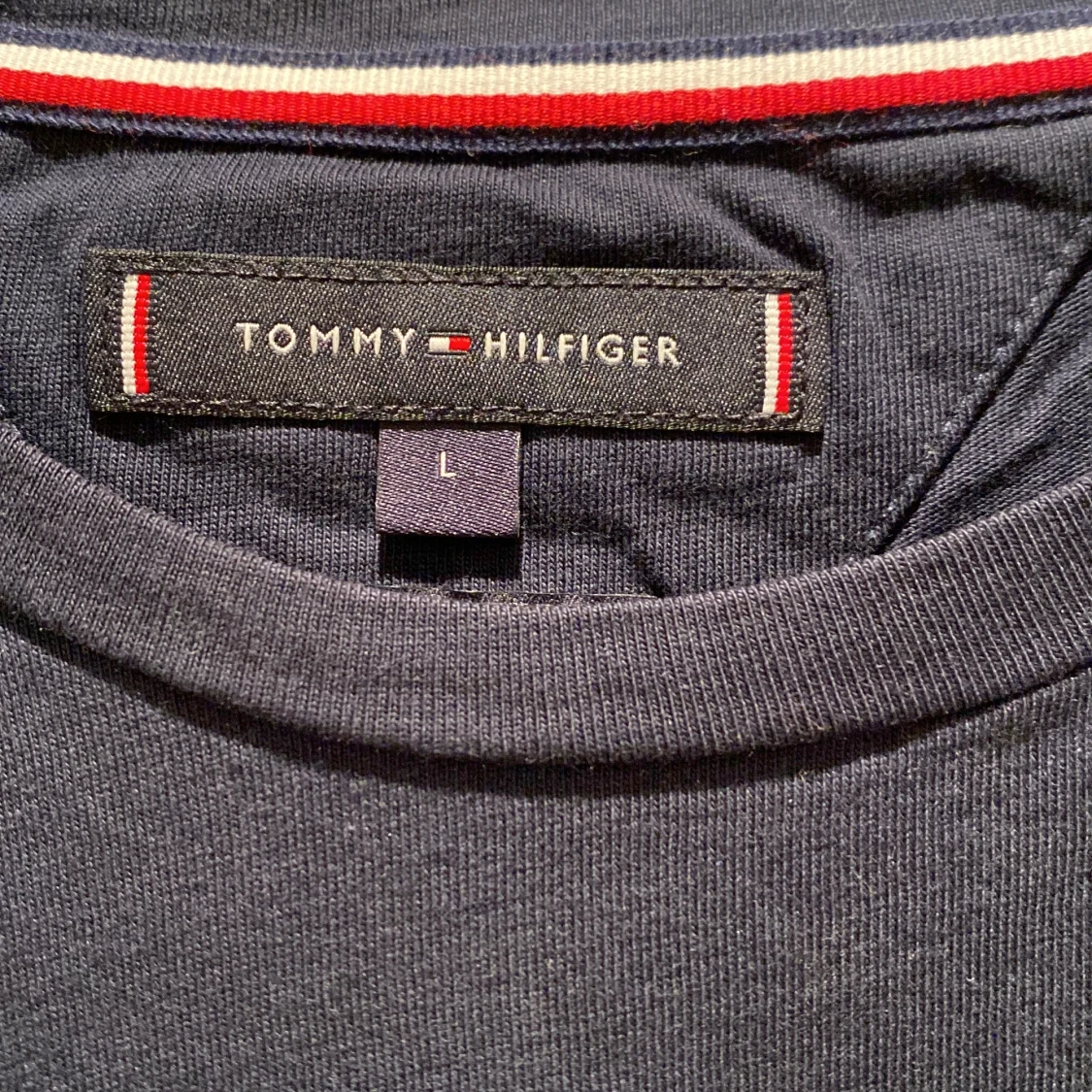 Mörkblå t-shirt från Tommy Hilfiger - 90