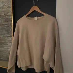 Beige stickad tröja från Carin Wester