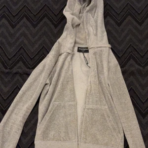 Juicy couture  - Helt ny sett, fick den som present på min födelsedag har bara tagit på mig den typ 3 gånger. Jätte fin men tar bara inte på mig den vill bara bli av med den.