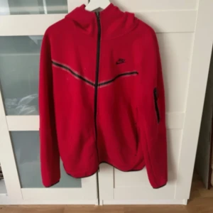 Röd nike tech hoodie - Bra skick, storlek M