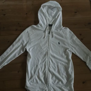 Vit ralph lauren  - 8/10 skick, inga hål eller defekter på tröjan och knappt använd. Säljer den pågrund av att den inte passar, storlek Xs men passar även S.
