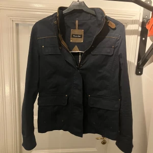 Field jacket - Tja! Säljer en skön fieldjacket från Massimo Dutti! Den passar perfekt till dig som bär storlek xxs då den är väldigt liten i storlek! Hör av dig vid övriga frågor😄