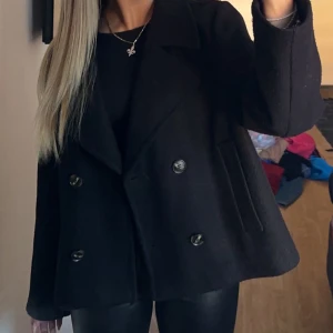 Kappa  - En kort kappa som är sparsamt använd ca 3-4 gånger. Den är köpt från vero Moda för 700kr. Inga defekter eller liknande och den är väldigt varmt allmänt. Pris kan diskuteras ❤️