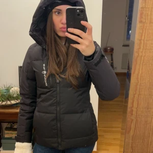 Sail racing vinterjacka - Säljer min Sail jacka därför att den sitter för tajt men annars har jag bara använd den förra vintern och den har inga repor eller missfärgningar.  Köpte för 3 300 kr 