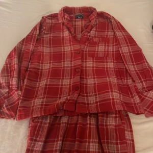 Röd och vit rutig pyjamas - En pyjamas perfekt till julen. Jag säljer varan du den har blivit för liten för mig, då den även är lite liten i storleken.❤️