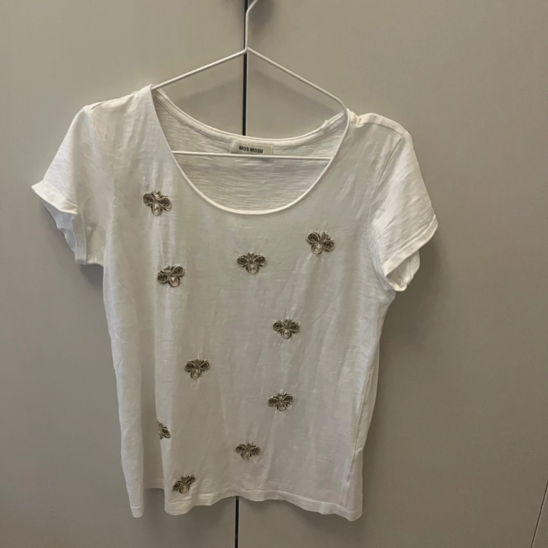 Vit t-shirt med broderade detaljer från Mos Mosh