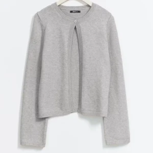 Gina Tricot kofta  - Säljer min kofta från Gina Tricot då den inte kommer till användning. Knappt använd och inga defekter, material så gott som nytt. SLUT I ALLA STORLEKAR! Ordinarie pris: 359kr