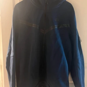 Nike tech  - Nike tech hoodie, marin blå. Inte använd mycket alls, i modell för herr men jag som tjej har använt den.