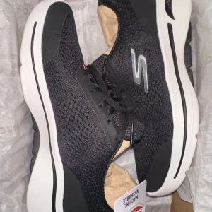 Skechers go walk arch fit skor  - Svata Skechers. Storlek 37,5. Helt nya och oanvända.