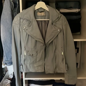 Karen millen jacka  - Super snygg unik turkos Karen millen jacka i storlek 36 passar xs/s  Fint skick 