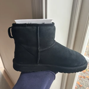Svarta uggs - Svarta uggs! Använd cirka en vinter! Några defekter där fram! Syns på bilderna! Original förpackningen ingår! Har rengjort de! Har ni frågor eller funderingar är det bara att höra av sig💞