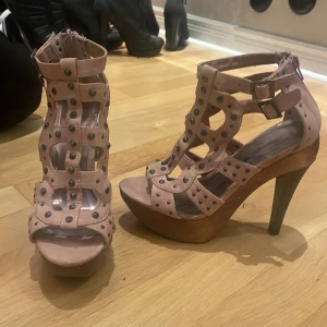 Timeless högklackad sko - Timeless högklackad sko i kanonskick säljes 