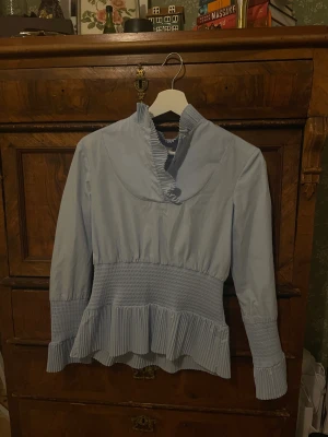 Unik topp från H&M - En unik topp från Hm som inte säljs längre, använd ca 3 gånger och i nyskick, fin krage som man kan ha öppen eller stäng 🫶🏻