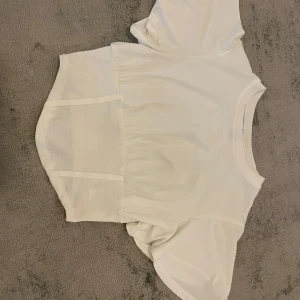 Söt vit topp - Snygg sommartopp som framhäver kurvorna då den snyggt blir tight vid midjan, storlek S —> passar XS