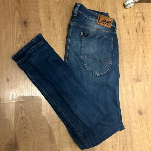 Blå jeans från Lee - Säljer ett par snygga blå jeans från Lee i mycket bra skick. pris kan diskuteras. 