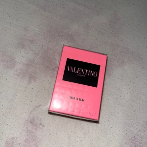Valentino parfym - Säljer en oöppnad Valentino Born in Roma parfym. Säljer då jag inte använt den. Köpt för 1000kr på kicks säljer för 630kr