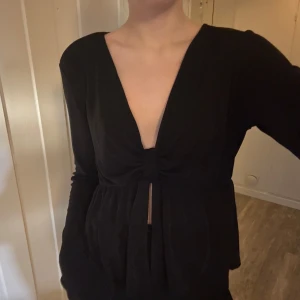 Long sleeve festtopp BikBok - Så snygg och bekväm tröja från bikbok med rosett detalj framtill! Långa armar och stretchigt material, helt oanvänd så nyskick 🩷