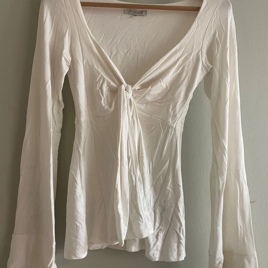 Vit långärmad topp med knyt