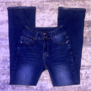 Midwaist jeans - Mörkblå jeans i klassisk design, endast använda två gånger. De är i mycket gott skick utan några synliga tecken på slitage.
