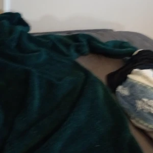 Tröja  - Den e jätte varm och fluffig den e i bra skick knappt använd 