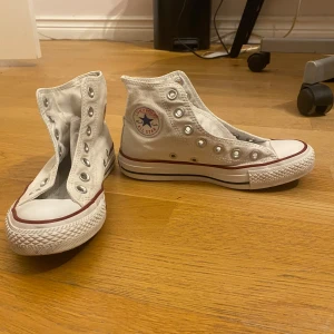 Converse skor  - Säljer mina gamla converse skor, väll använda och lite slitna därav det billiga priset💕har även skosnörena roll båda skorna 