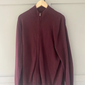 Full zip - Vinröd fullzip size L i bra skick