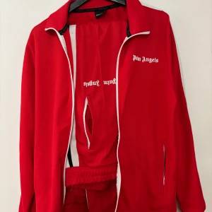 Palm angels  - Säljer denna otroligt feta Tracksuit av Palm Angels, använd ett fåtal gånger och bra skick