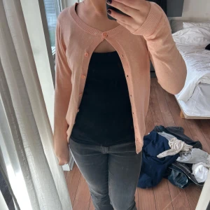 Kofta  - Säljer denna fina rosa/ persika färgade koftan från cubus i stolek s. Ortinalpris runt 200kr.