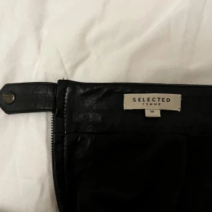 Läderkjol  - Läderkjol från Selected Femme, storlek 36. Fint skick💗