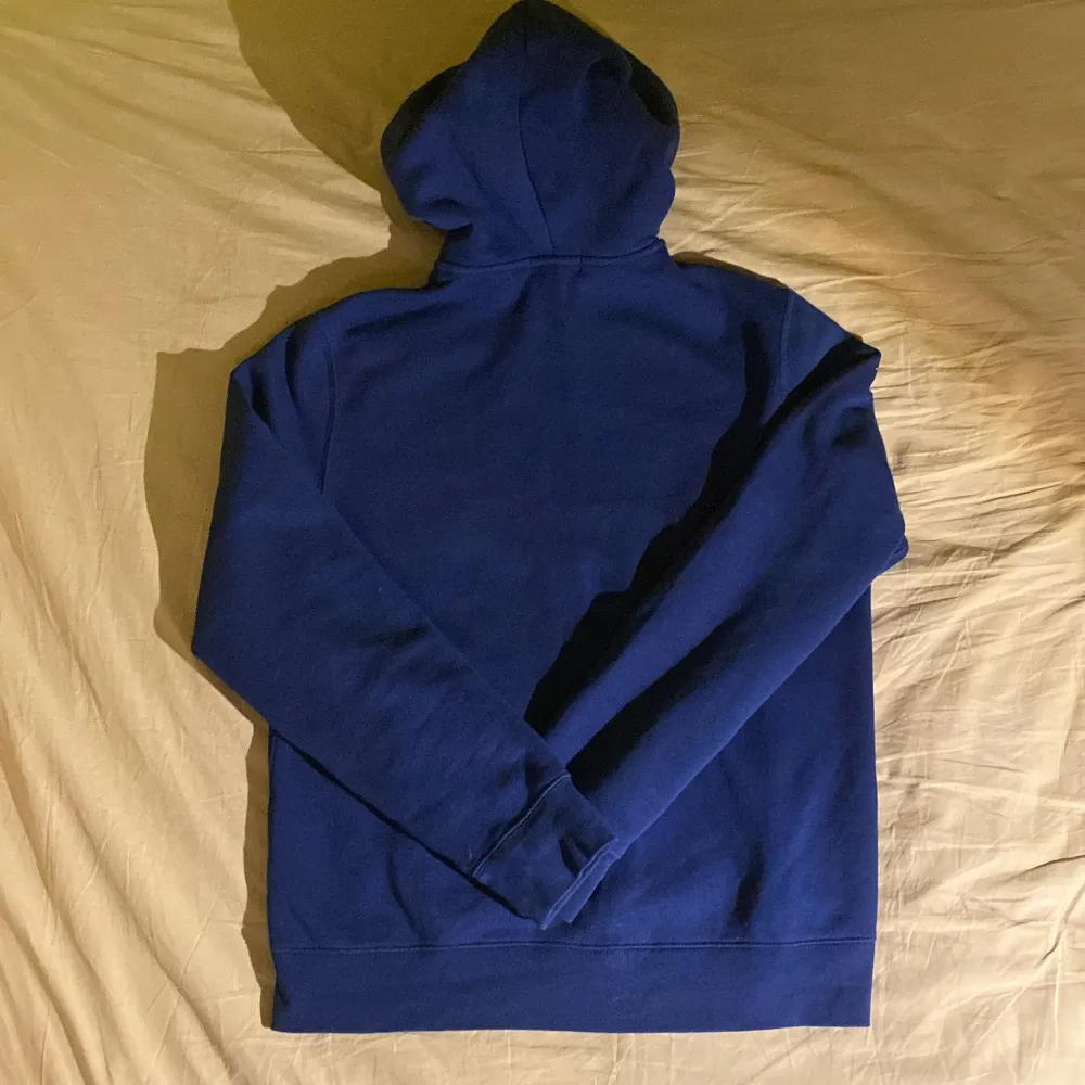 Polo Ralph lauren zip up. Den är i bra skick inga skador och ser ut som ny. Den är i barn storlek xl men sitter som s. köpt på kidsbrandstore👍👍. Hoodies.