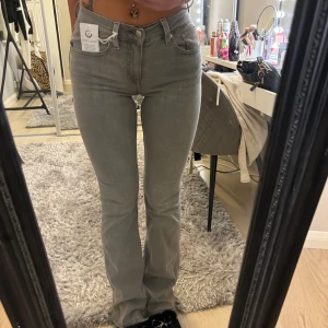 low waist bootcut jeans - low waist bootcut jeans från gina, helt nya med prislapp på 🩷 nypris 500, storlek 32, passar xs-s🥰