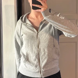 Hoodie med dragkedja  - Från Bershka, storlek S💕  Fortfarande mjuk och sköna 