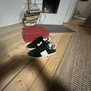 Valentino Fly crews - Säljer dom här feta fly crews i en svart still ren mocka med vita och spik detaljer🎨 Storlek 40 ny pris 7000🏆men min kostar 2699 💸skick 8-10 då bara två spikar fattas 🤩 Mvh Frank 