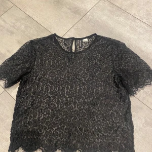 Säljer min spets blus! - Leopard mönster, spets, svart