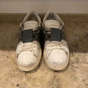 Valentino open  - Säljer dessa använda Valentinos skor dom är i storlek 39/5. Har tyvärr inget og. Detta är mitt sista pris så pruta kommer itne hjälpa. Skriv om ni har frågor