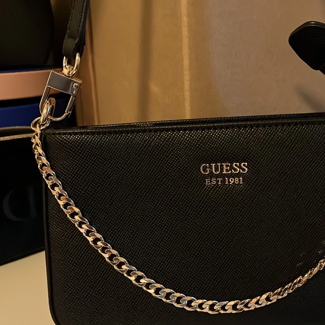 Handväska GUESS - 91