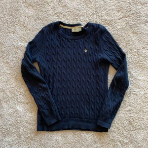 Morris tröja  - Hej säljer denna kabelstickade Morris tröjan som är i bra skick utan skador eller fläckar! Nypris på denna tröja är 1300kr! Mitt pris 399kr pris är ej hugget i sten 🪨! Den passar passar både herr och dam!