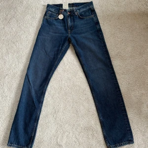 Helt nya Nudie Jeans 30/32 - Säljer ett par sjukt snygga Nudie Jeans, aldrig använda! ||Modell: Gritty Jacksson || Skick: 10/10 || Sorlek: W30/L32 || Passform: straight fit/raka || Nypris: 1600    Frågor och funderingar? Hör gärna av dig!