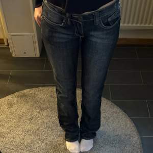 Lågmidjade bootcut jeans från UND i storlek S! Jag är 157❤️