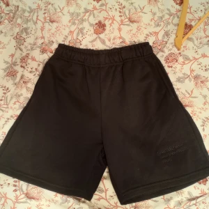 Mjukis shorts  - Säljer ett par mjukis shorts från bershka i strl xs, passar även S, använda en gång, dem är som nya! Säljer dem för 60kr + frakt! 