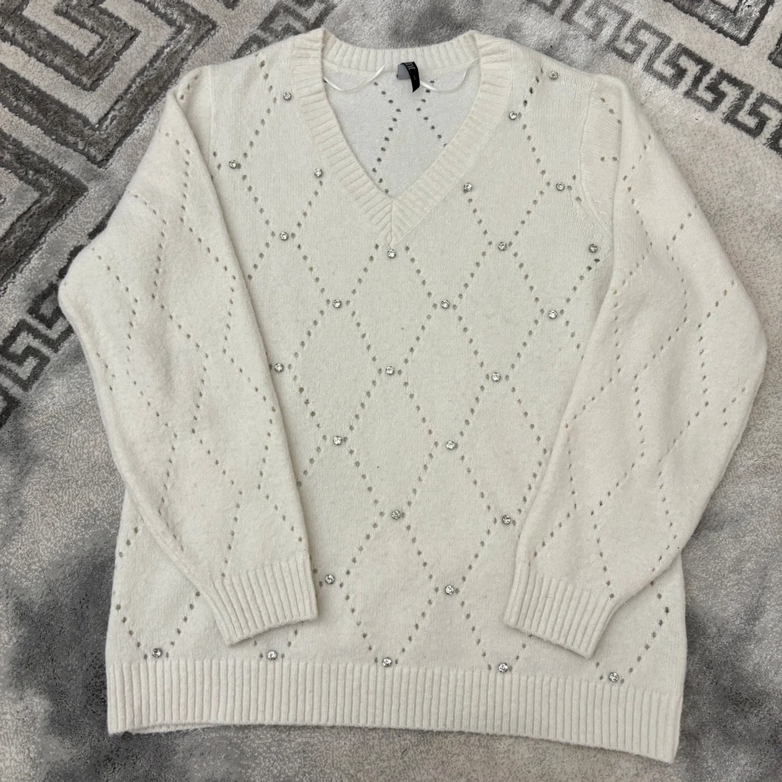 Stickad tröja med stenar