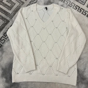 Stickad tröja med stenar - Säljer denna fina stickade tröja från Kappahl xlnt, i storlek L men funkar även för mindre storlekar. Använd några gånger men är i super fint skick, perfekt nu när det börjar bli kallare ute!🖤