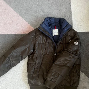Moncler jacka - Tvärfet olivgrön moncler jacka perfekt nu t vintern❄️🥶 Strl 2/M och skicket är perfekt🫡  Allt og finns👌