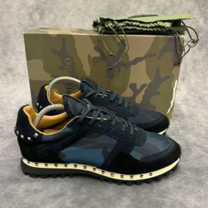 NYA VALENTINO ROCKRUNNERS  - - Valentino Rockrunners - Skick: 10/10, nya - Tillbehör: Enbart skorna  - Storlek 44, sitter som 43 - Innersula mått: 28,5cm - Nypris runt 7500kr // Deluxecloset