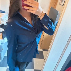 blus  - säljer denna så snygga och speciella marinblåa blusen 