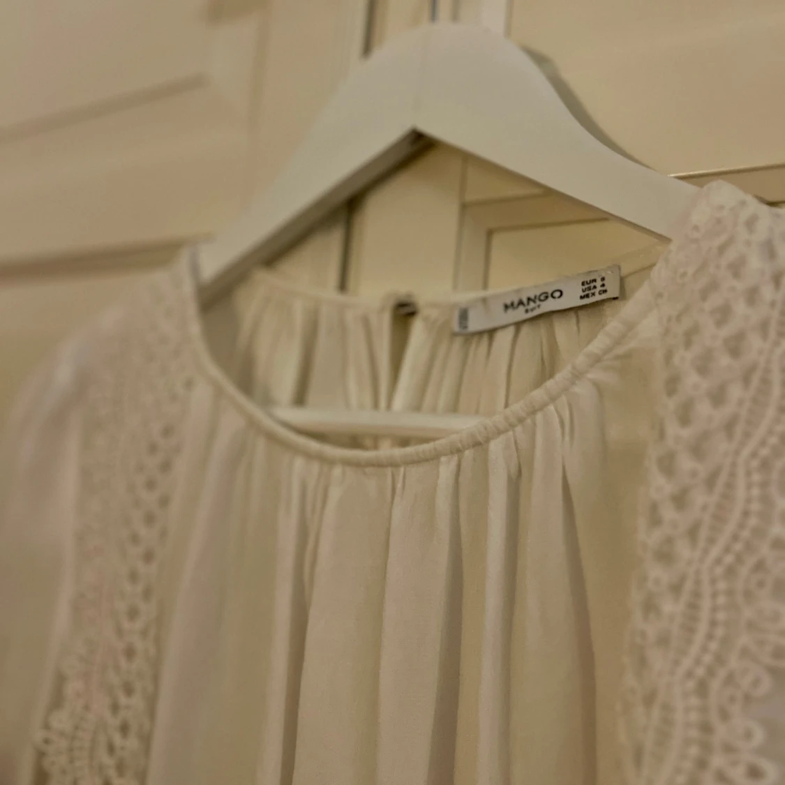 Vit blus med fina detaljer🤍 - 92