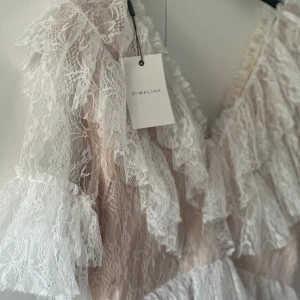By malina sky dress  - Super fin klänning perfekt till student/examen💛 Klänningen är endast provad🙌🏽  är öppen för prisförslag (Prislapp kvar)  Stl 40 